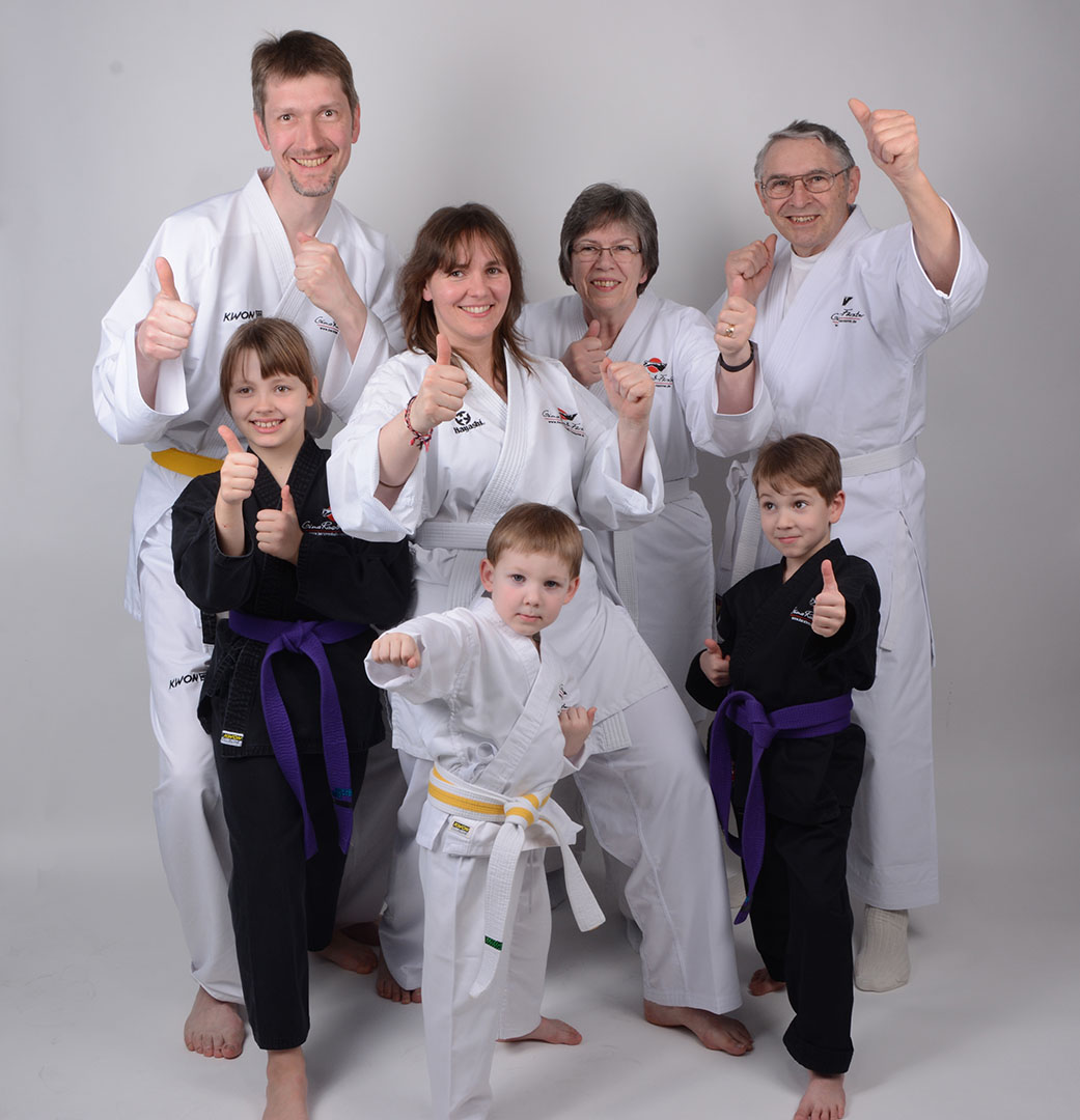 Familie Truderung teilt ihre positive Erfahrung mit der Karateschule