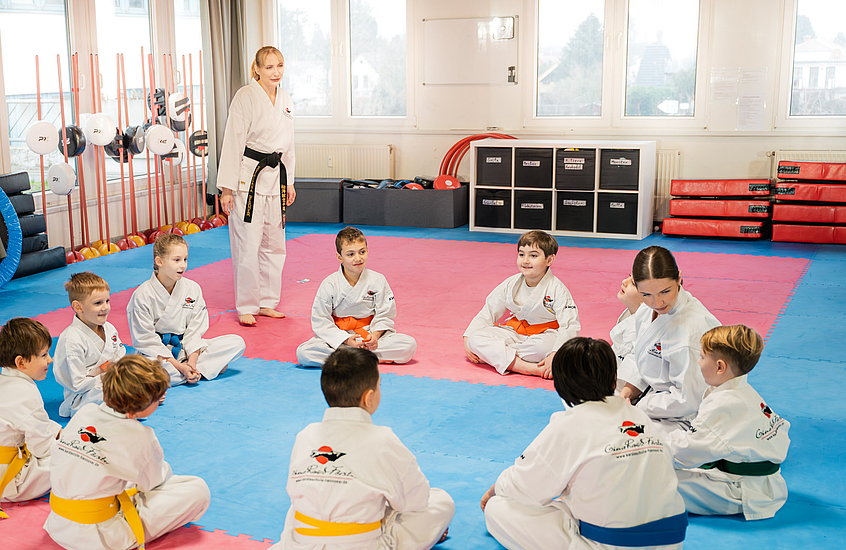 Übersicht des Karatetrainings in einer modernen und hellen Karateschule Übersicht des Karatetrainings in einer modernen und hellen Karateschule