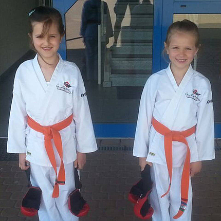 Akrategeschwister Ida Josephin und Thekla glücklich nach dem Training