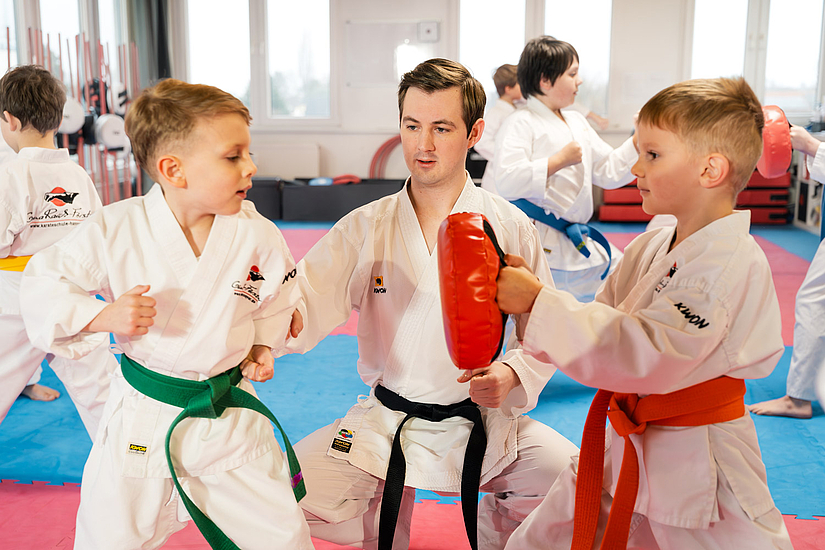 Übersicht des Karatetrainings in einer modernen und hellen Karateschule Übersicht des Karatetrainings in einer modernen und hellen Karateschule