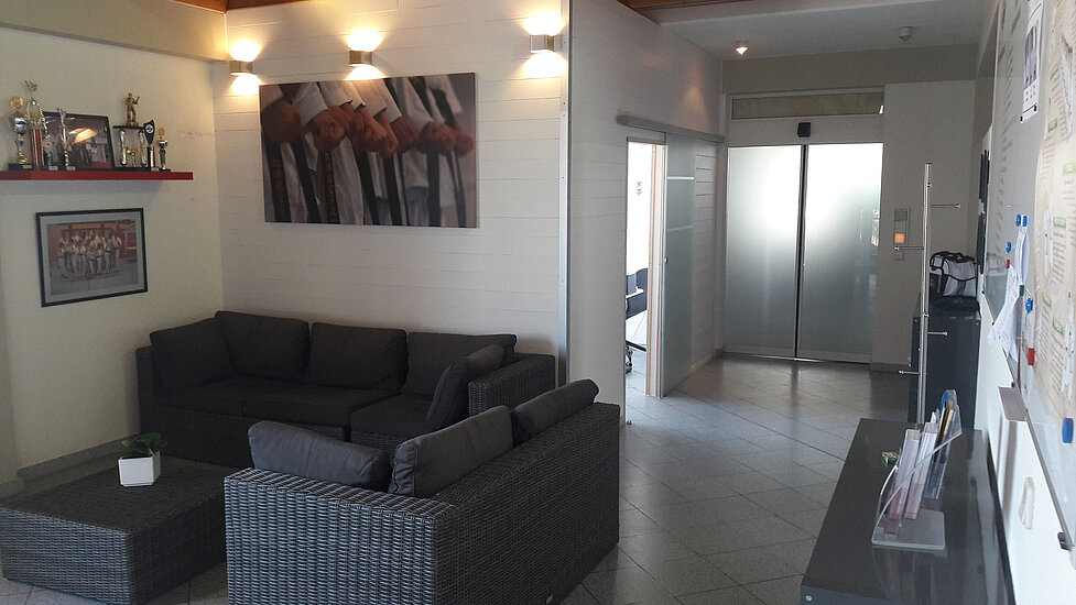 Breiter Flur mit Trophaeen und Informationen in der Karateschule