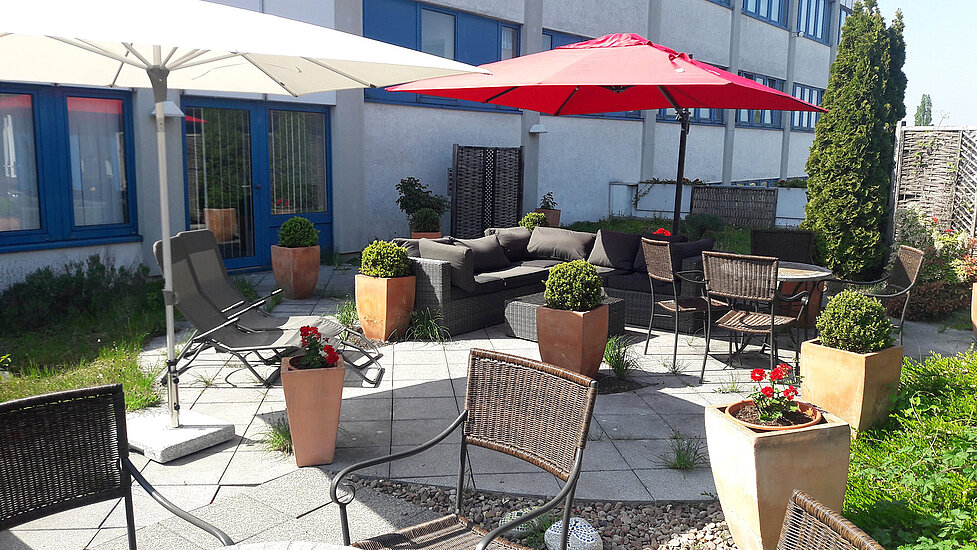 Gruene Terrasse mit Sitzgelegenheiten an der Karateschule