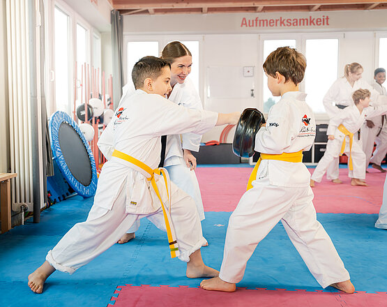 Übersicht des Karatetrainings in einer modernen und hellen Karateschule