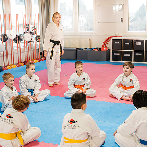 Übersicht des Karate-Trainings mit Kindern und ihrem Lehrer