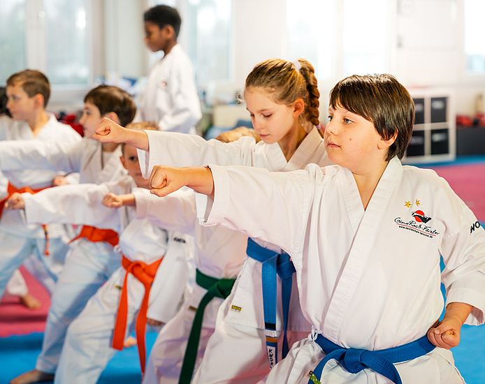 Motivierte Kinder trainieren Karate Motivierte Kinder trainieren Karate