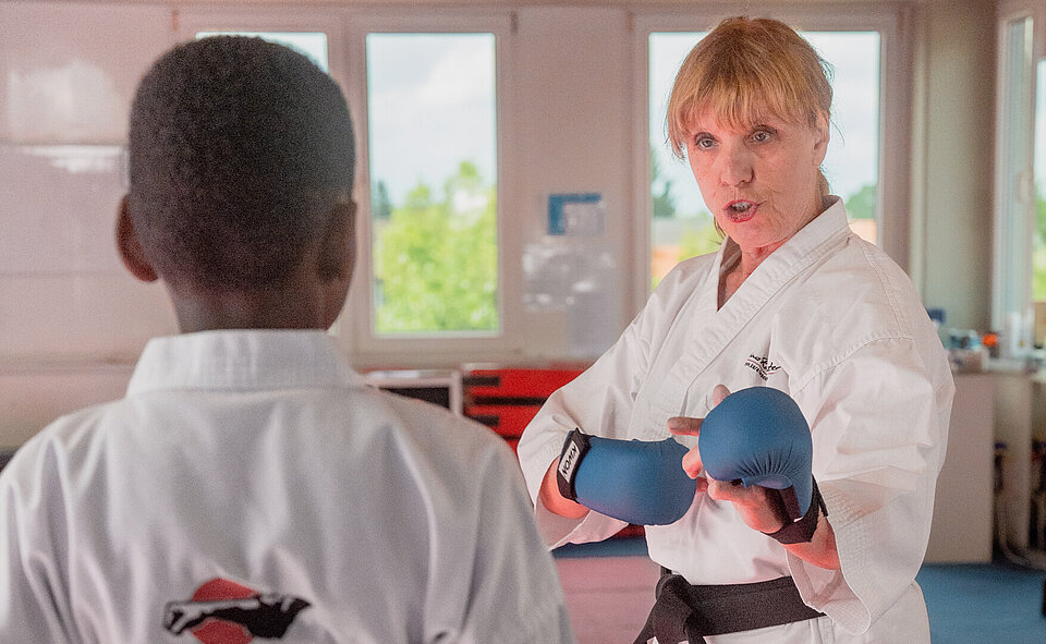 Lehrerin Gina Rauh-Förster übt im Zweikampf mit einem Schüler