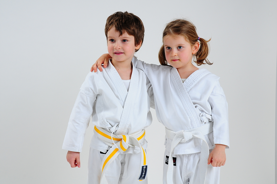 Zwei Little Dragons Gescihtwichte umarmen sich